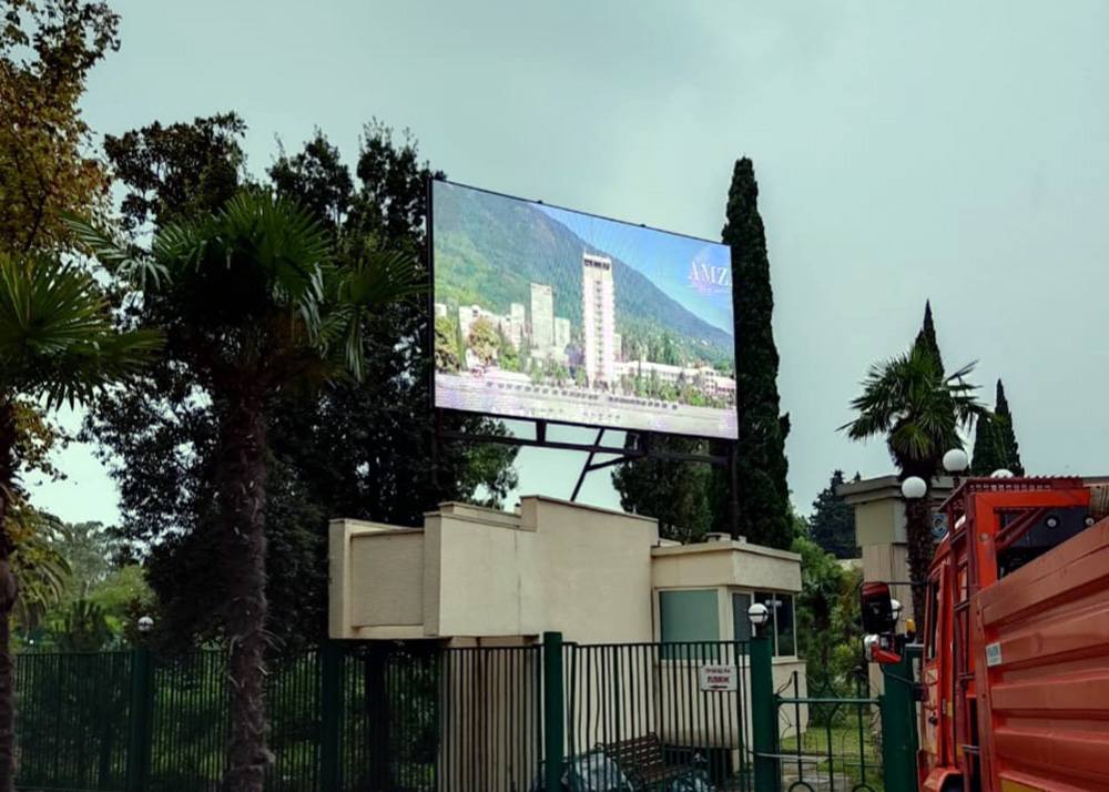 Рекламныи LED экран на витражном фасаде торгового центра_.jpg
