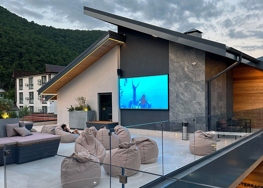 Уличныи кинотеатр в лаундж-зоне на крыше SPA-отеля.jpg